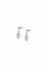 Boucles d'oreilles en argent avec une forme octogonale géométrique, présentant une ligne verticale de petits cristaux transparents le long d'un bord.
