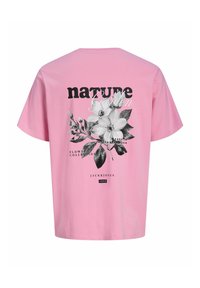 T-shirt rose à manches courtes avec un motif de fleur de magnolia en noir et blanc et le texte « nature » imprimé dans le dos.