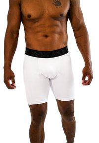 Boxer sotto bianchi con una cintura elastica nera etichettata "STARK SOUL". Texture liscia, design aderente e lunghezza a metà coscia.