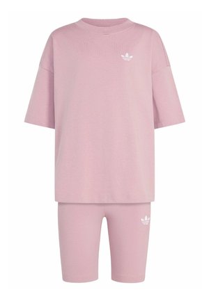 Camiseta oversize de manga corta rosa y pantalones cortos a juego hasta la rodilla con logotipos blancos de Adidas trefoil en el pecho y el muslo.