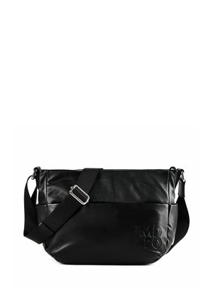 Bolso de hombro negro con correa ajustable y letras en relieve "MD 20" en la parte frontal inferior, hecho de material liso similar al cuero.
