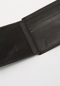 Schwarze Leder-Wallet mit mehreren Kartenfächern, einem Netzfach und einer glatten Textur. Die offene Ansicht zeigt die Innenausstattung und das Layout.