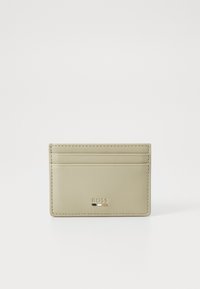 Portafoglio in pelle di un beige chiaro con quattro slot per carte, logo in rilievo e dettagli di cucitura discreti. Texture liscia e design minimale.
