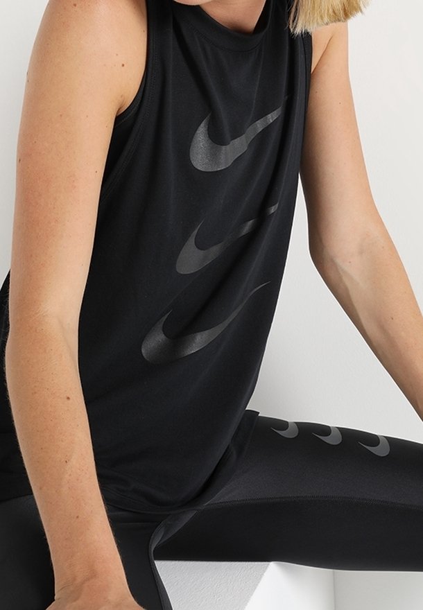 Czarny bezrękawnik sportowy z gładkiego materiału, okrągłym dekoltem i wieloma błyszczącymi logo Nike Swoosh na przodzie.