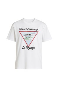 Biela tričko s krátkym rukávom s grafickým dizajnom, ktorý obsahuje červený trojuholníkový obrys, lietadlo a text "Gianni Kavanagh Le Voyage."