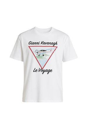 Biela tričko s krátkym rukávom s grafickým dizajnom, ktorý obsahuje červený trojuholníkový obrys, lietadlo a text "Gianni Kavanagh Le Voyage."