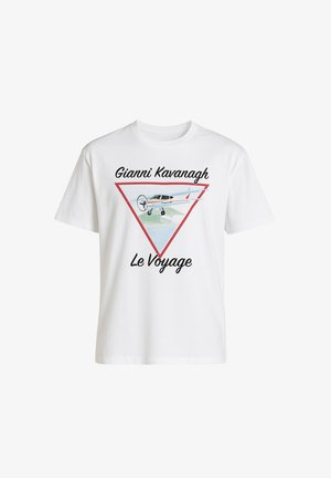 Biela tričko s krátkym rukávom s grafickým dizajnom, ktorý obsahuje červený trojuholníkový obrys, lietadlo a text "Gianni Kavanagh Le Voyage."