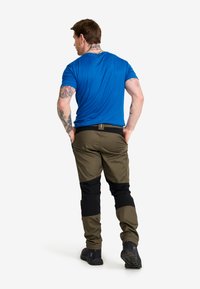 Herrträningsoutfit bestående av en blå kortärmad skjorta och olivgröna byxor med svarta detaljer, designad för utomhusaktiviteter.