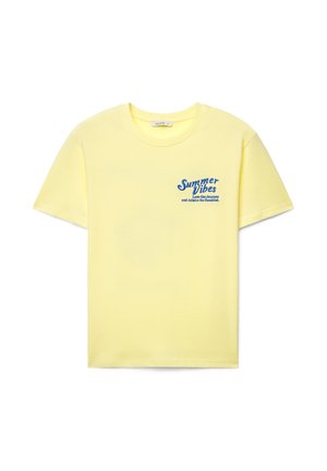 T-shirt a maniche corte di colore giallo chiaro con scritta blu "Summer Vibes Love the Journey and Admire the Sunshine" sulla zona sinistra del petto.
