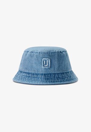 Cappello a secchiello in denim di colore azzurro chiaro con dettagli cuciti, caratterizzato da una texture trapuntata e una toppa con logo in un contorno rettangolare sulla parte anteriore.