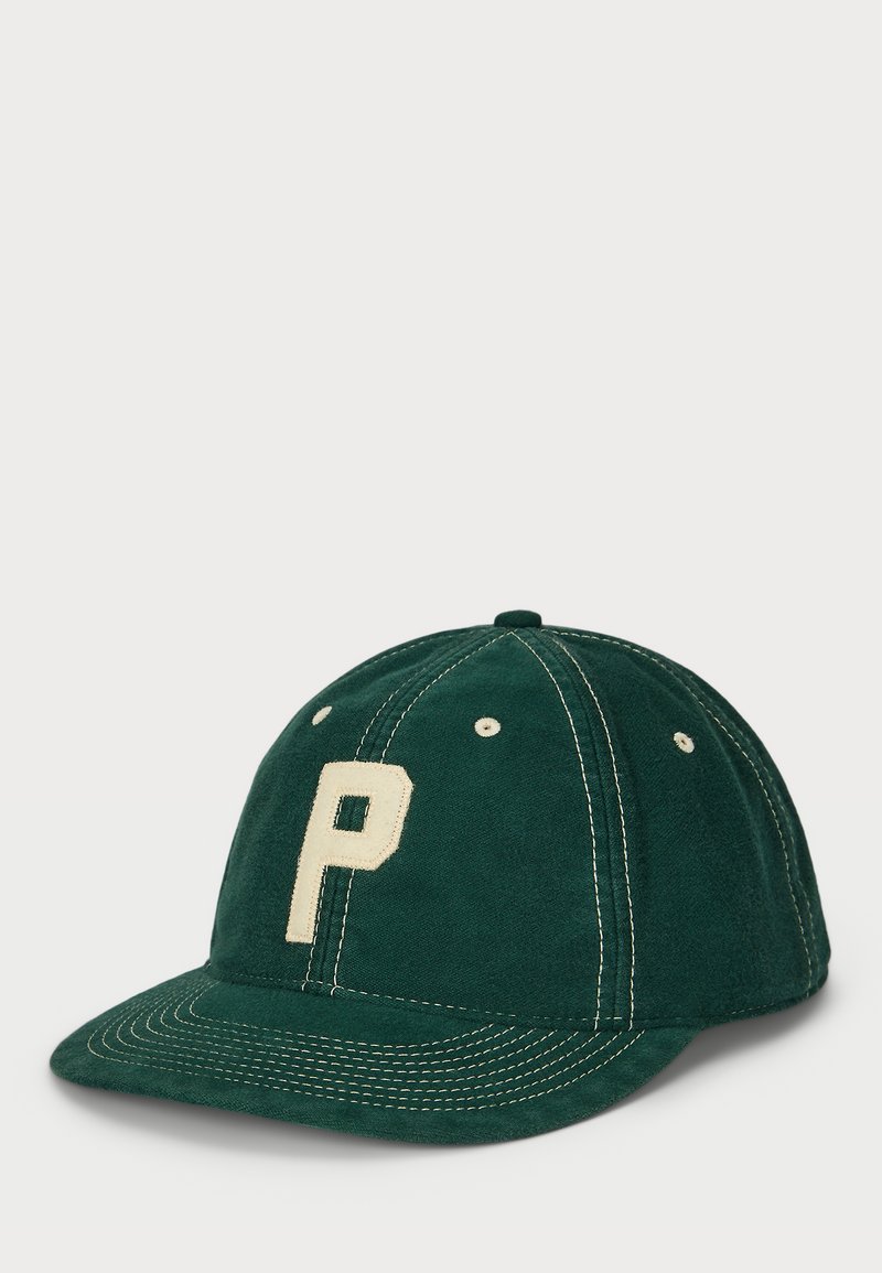 Casquette de baseball en daim vert avec une couronne structurée, une visière courbée et une lettre "P" crème contrastante ; présente des coutures blanches et des œillets.