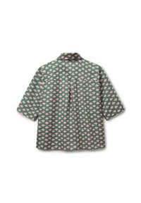 Camicetta verde a maniche corte con motivo a conchiglia rosa, orlo dritto, piega sul retro e colletto classico, mostrata da dietro su sfondo bianco.