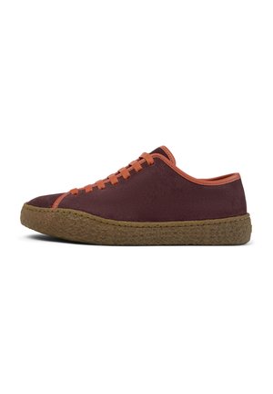 Sneaker in suede bordeaux con lacci e dettagli arancioni, dotate di una suola in gomma marrone texture e un design a profilo basso.