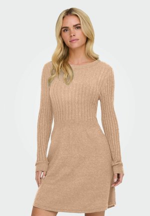 Robe en tricot beige avec des manches longues côtelées, un col rond et un ourlet évasé. Texture douce, longueur moyenne et design de corsage ajusté.