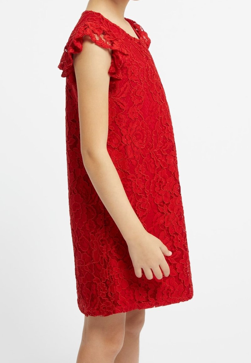 Rotes Spitzenkleid mit ausgestelltem Kapuzenärmeln, floralem Muster, lockerer Passform und rundem Ausschnitt, mit einer strukturierten Oberfläche.