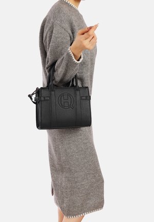 Borsa a mano in pelle nera texture con doppi manici superiori e logo in rilievo, caratterizzata da un design strutturato e una tracolla removibile.