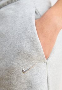 Nike Sportswear SPORTSWEAR PHOENIX FLEECE - Treniņtērpa apakšdaļas - grey heather