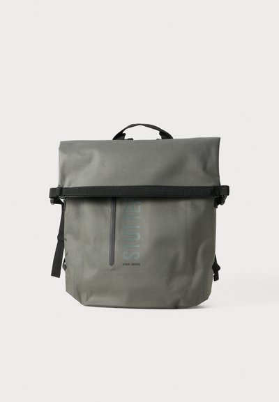 Zaino impermeabile verticale grigio con chiusura a rotolo, dotato di spallacci neri, tasca frontale con zip e logo stampato in nero.