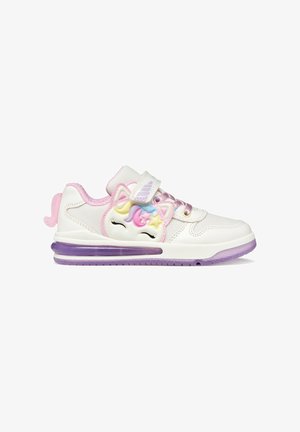 Sneaker bianca con dettagli rosa, caratterizzata da un design con unicorno, suola viola e cinturino in velcro. Materiale liscio con finitura lucida.