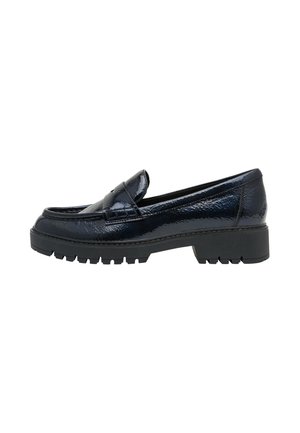 Zwarte glanzende leren loafer met grove geribbelde zool en lage hak, zijaanzicht op witte achtergrond.