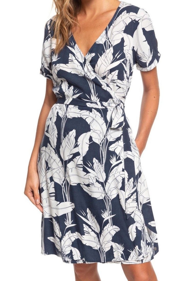 Kort mouwjurk in marineblauw met een witte botanische print. Heeft een overslagdesign, V-hals en verstelbaar ceintuurtje in de taille.