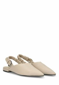 Mocasines tipo slingback en color beige, con punteras puntiagudas, material de cuero suave, acentos elásticos fruncidos en el talón y un pequeño tacón cuadrado.