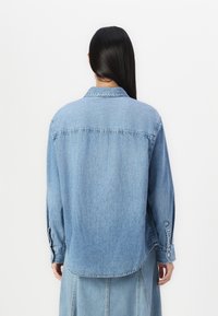 GAP BIG SHIRT LUCIA - Button-down blouse - medium wash