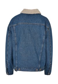 Veste en jean avec un lavage bleu et un col crème duveteux. Elle présente des boutons classiques aux poignets et à l'ourlet. La vue de dos montre les coutures.
