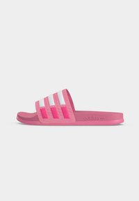 Pinkfarbene Slide-Sandale mit drei weißen Streifen am Riemen und geprägtem Adidas-Logo an der Seite der Sohle.