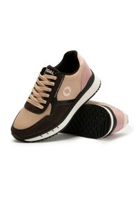 Hnědé a růžové sportovní boty s síťovaným svrškem, semišovými akcenty, kulatými tkaničkami a texturovanou černou gumovou podešví.