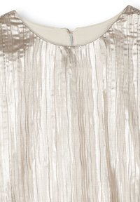 Robe argentée métallique avec des plis verticaux, col rond et une ouverture en forme de trou de serrure au dos. Texture lisse avec un éclat subtil.