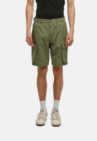 Shorts cargo vert olive avec une taille élastique, deux poches cargo latérales et un tissu lisse et léger.