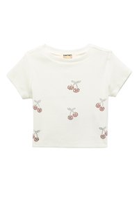 Camiseta infantil de manga corta blanca hecha de tela de canalé, adornada con un patrón disperso de cerezas rojas y negras.