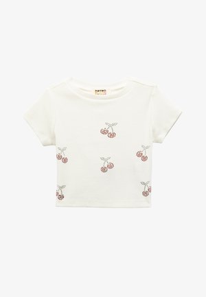 Hvid kortærmet børne T-shirt lavet af ribbet stof, med røde og sorte kirsebærdekorationer i et spredt mønster.