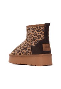 Botas de tobillo de estampado de leopardo en tonos marrón y beige, con un empeine texturizado, talón reforzado y suela de goma gruesa para mayor estabilidad.