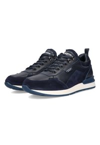 Sneaker navy con una combinazione di pelle liscia e strutturata, design con lacci, logo discreto e suola bianca e navy.