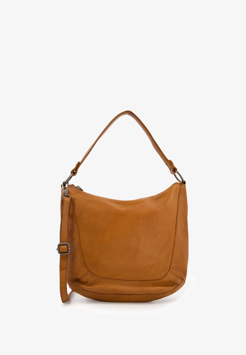 Sac à épaule en cuir tan avec une seule bandoulière, une forme décontractée et une texture lisse. Présente des accents matériels subtils et une fermeture éclair.