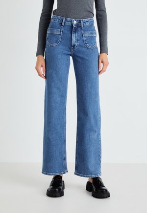 ONLJUICY LIFE WIDE POCKET - Wide leg - medium blue denim