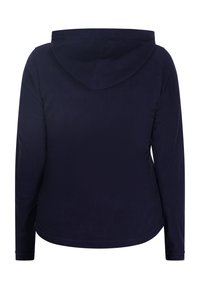 Granatowy hoodie wykonany z miękkiego materiału. Posiada centralny szew, długie rękawy i kaptur ze sznurkiem. Gładkie, teksturowane wykończenie.