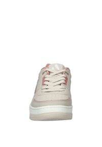 Sneaker beige con dettagli rosa, punta perforata e suola rotonda in gomma bianca. Presenta lacci piatti e un design liscio e strutturato.