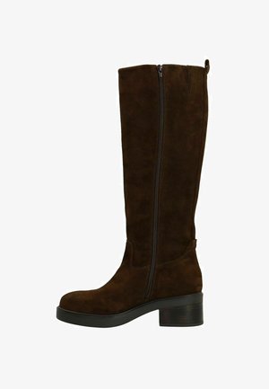 Bruine suede laaarzen tot de knie met een zijrits, ronde neus en een chunky hak. Gladde textuur met minimale stiksels en geen zichtbare versieringen.