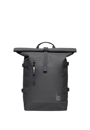 Mochila negra con tapa enrollable y bolsillo frontal vertical con cremallera, que incluye una lengüeta de tirador en azul, blanco y naranja, y el logo "GOT BAG" en la parte inferior derecha.