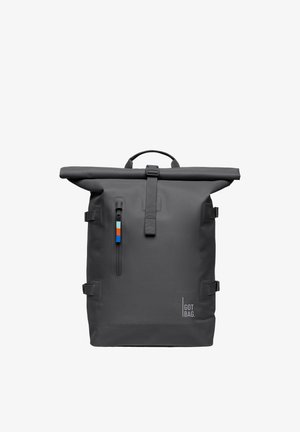 Schwarzer Roll-Top-Rucksack mit vertikalem Reißverschlusstasche vorne, die einen blauen, weißen und orangefarbenen Zipper-Anhänger sowie das "GOT BAG"-Logo unten rechts zeigt.