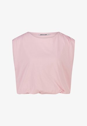 Zachte roze mouwloze blouse met een ronde hals en subtiele plooitjes op de schouders, met het label "America Today" aan de binnenkant van de kraag.
