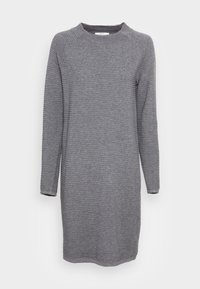 Abito grigio a costine con maniche lunghe e scollatura rotonda. Il tessuto presenta linee orizzontali e una silhouette dritta.