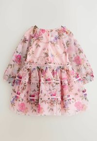 Rozā ziedu kleita ar garām piedurknēm, volāniem un slāņainām kārtām. Iekļauj pogas un mīkstu, caurredzamu audumu ar dažādu ziedu rakstu.