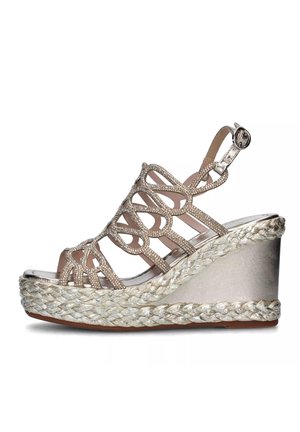 Sandalo con zeppa con base in paglia intrecciata, cinturini metallici argentati con dettagli in strass, design open toe e cinturino alla caviglia regolabile.