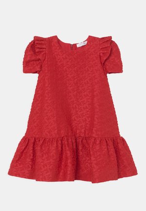Rotes, strukturiertes Kleinkindkleid mit gepufften kurzen Ärmeln und einem gerafften Saum, ausgestattet mit einem Reißverschluss auf der Rückseite.