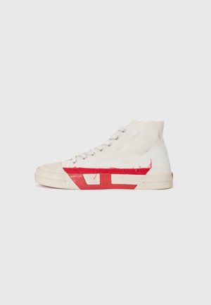 Trampki typu high-top z białą płócienną cholewką, czerwonymi gumowymi akcentami oraz postrzępionym wykończeniem, z metalowymi oczkami i teksturowaną podeszwą.
