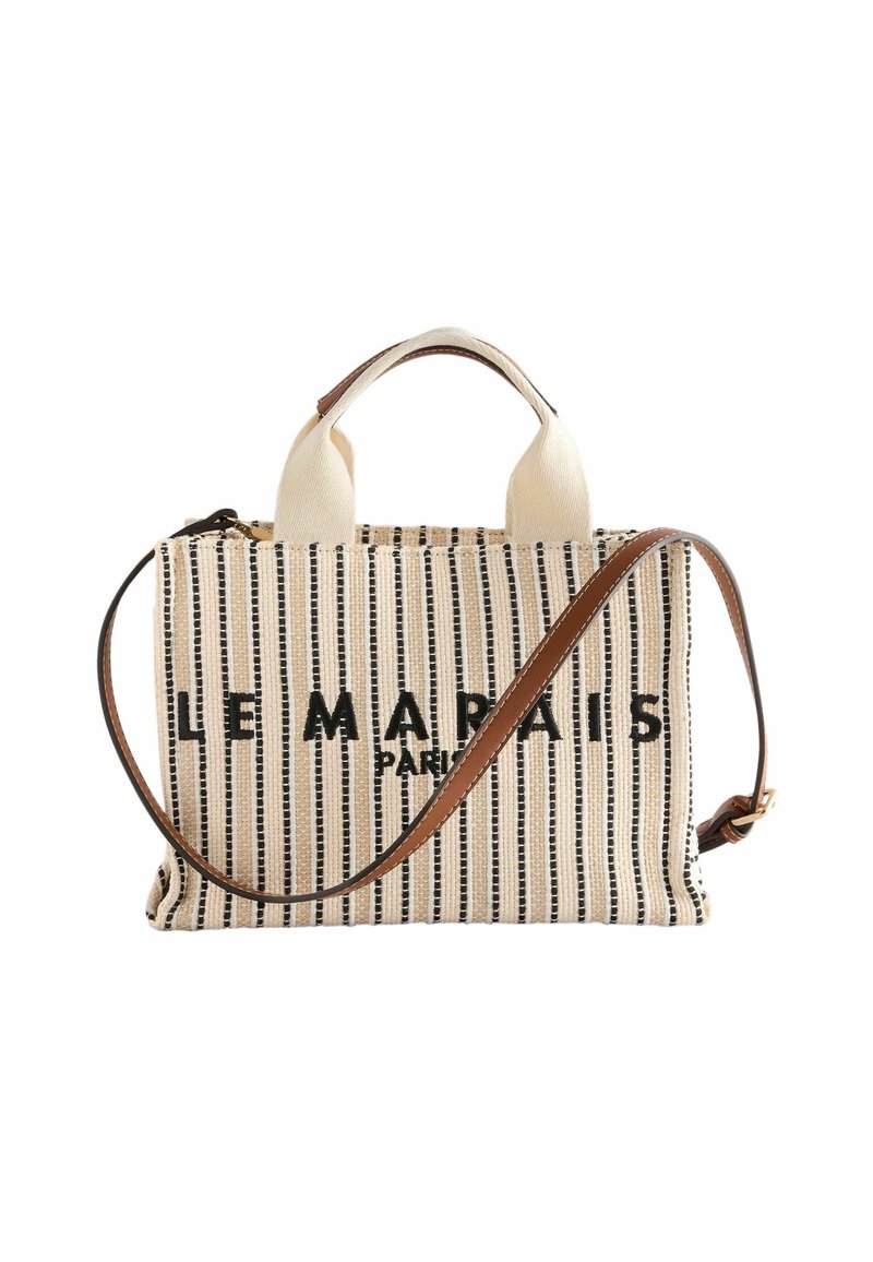 Sac à main rectangulaire beige et noir rayé avec des poignées courtes en tissu, une bandoulière réglable en cuir marron et le texte "LE MARAIS PARIS" à l'avant.